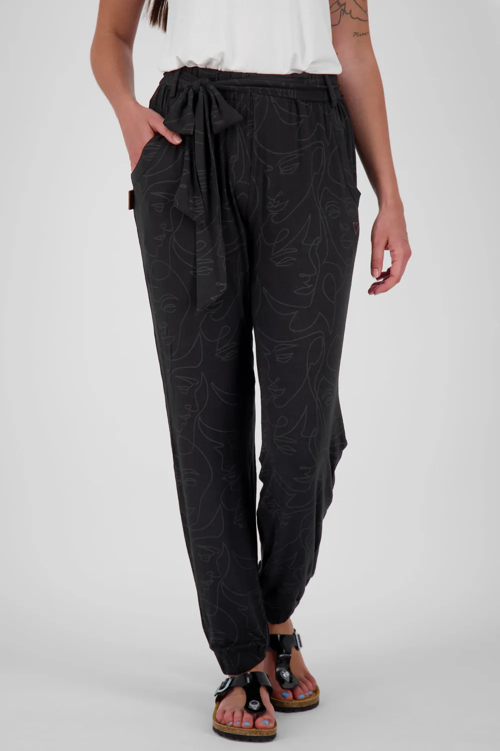 Alife & Kickin AliceAK Hose Schwarz Alloverprint
