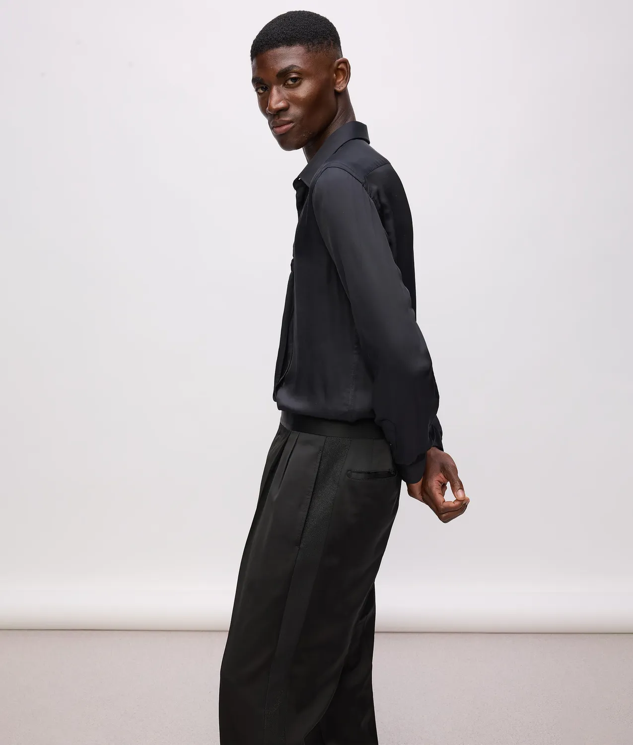 Karl Lagerfeld KL Studio Hose Satin-Streifen Barrel